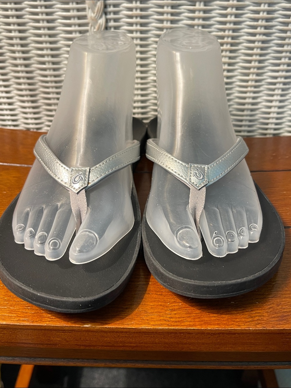 OluKai Pauwe Silver Metallic Thong Sandals Like New Size 8 - Picture 4 of 12